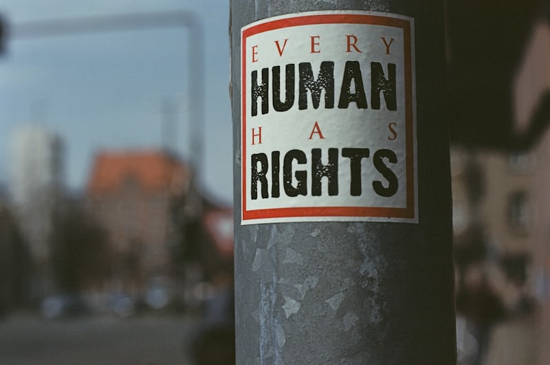 A propos de l’I.D.H
L’Institut s’est constitué en 1991 sous forme d’association, à l’image de l’Institut des Droits de l’Homme du Barreau de Paris. Ses objectifs principaux sont de proposer aux avocats une actualisation et un approfondissement de leurs connaissances en matière de droits de l’homme, de promouvoir les droits de l’homme auprès du public et des autorités, et de nouer et maintenir des partenariats effectifs et efficaces.
